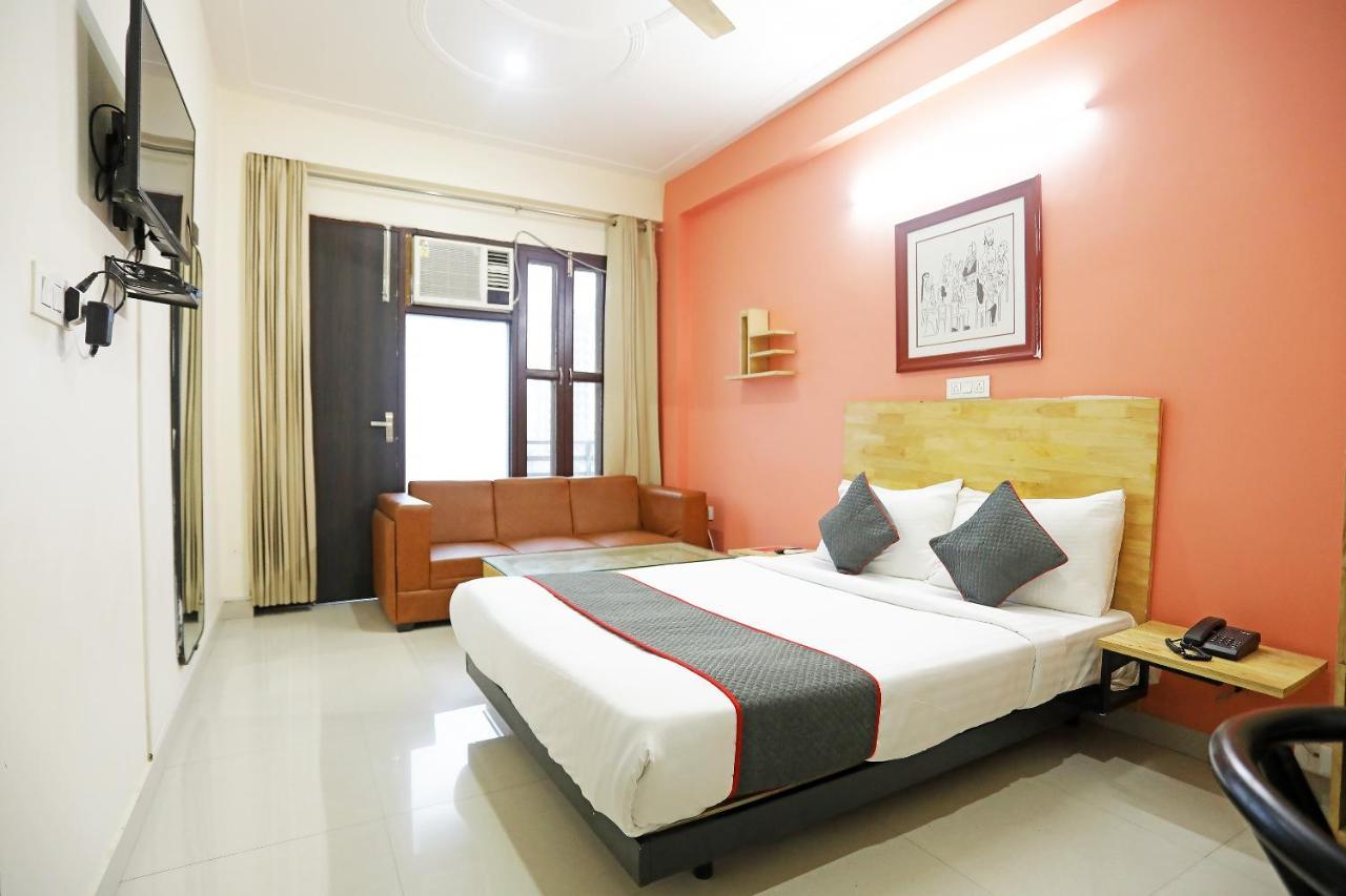 Super Townhouse Cloud Bay, Near Genpact, Sector-69, Hotel