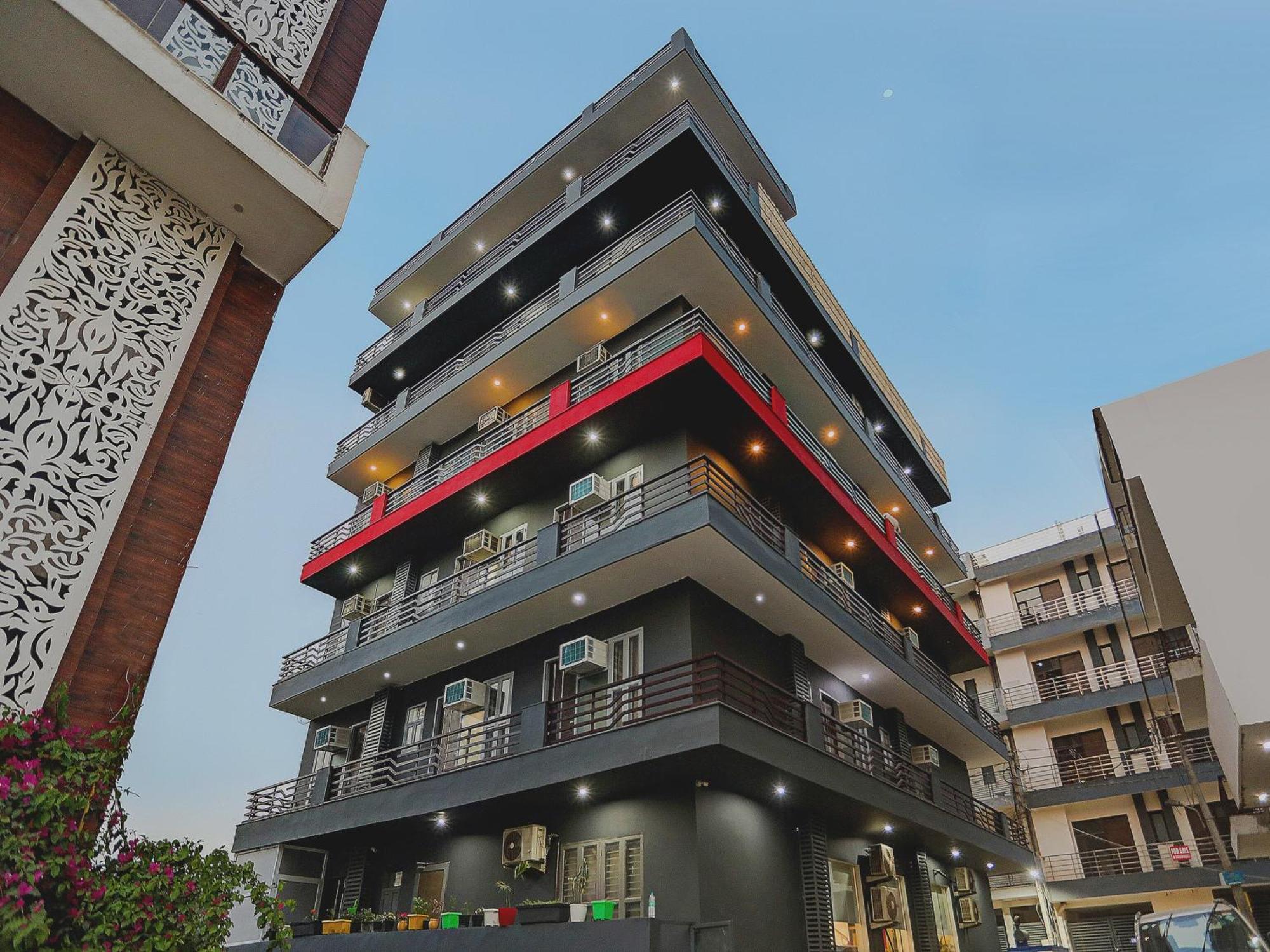 Super Townhouse Cloud Bay, Near Genpact, Sector-69, 4*